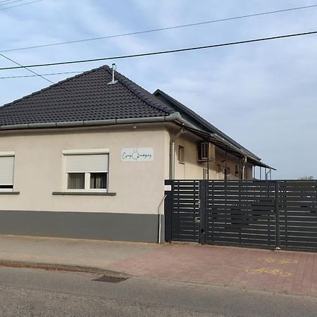 Csengo Vendeghaz Hotel Kiskoros Eksteriør billede